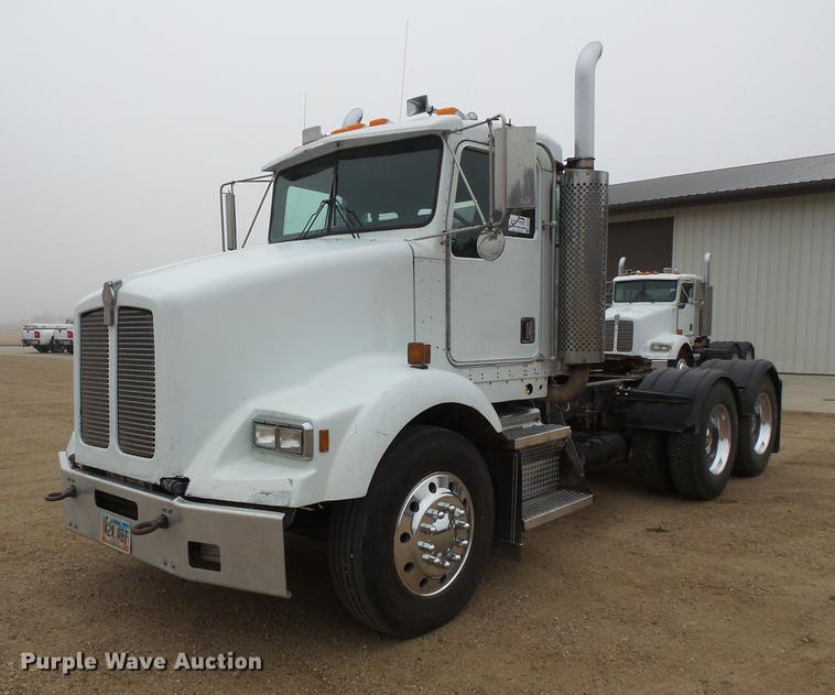 image for item DC4748 1995 Kenworth T450 semi truck