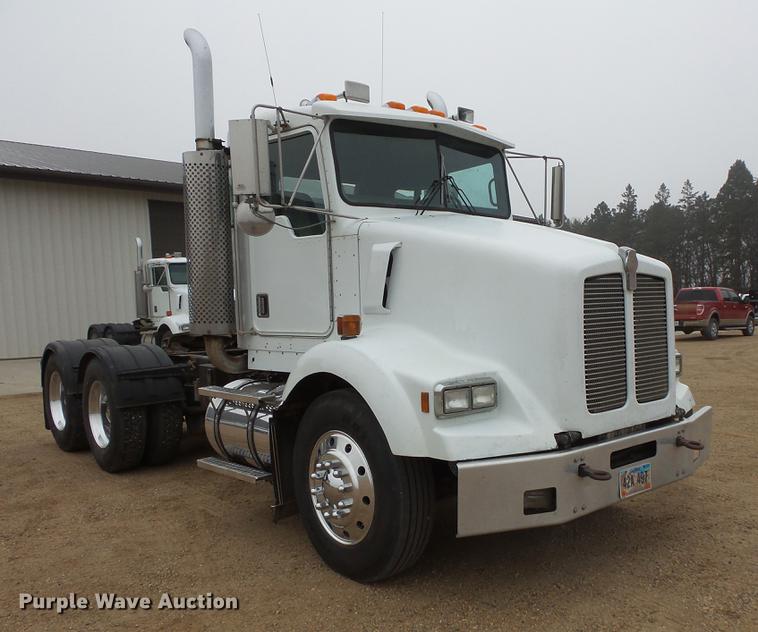 image for item DC4748 1995 Kenworth T450 semi truck