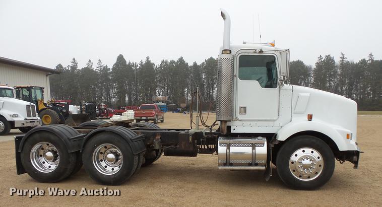 image for item DC4748 1995 Kenworth T450 semi truck