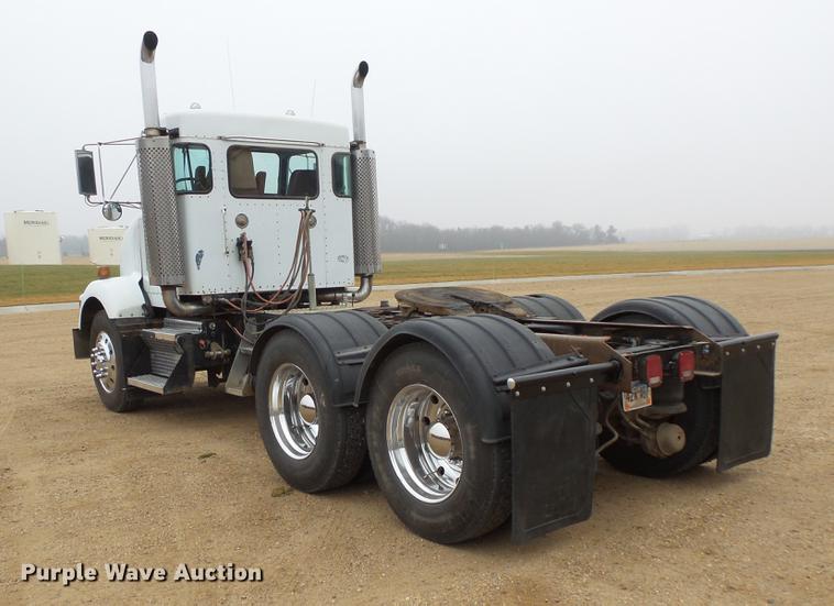 image for item DC4748 1995 Kenworth T450 semi truck