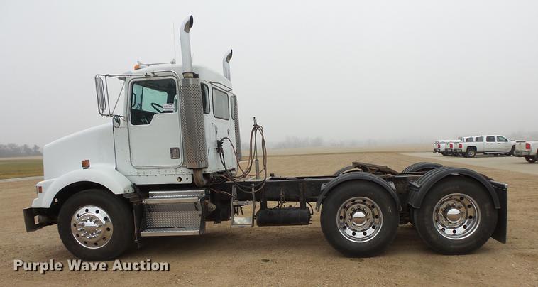 image for item DC4748 1995 Kenworth T450 semi truck