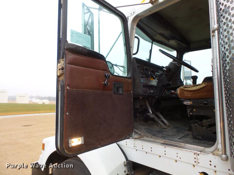 image for item DC4748 1995 Kenworth T450 semi truck