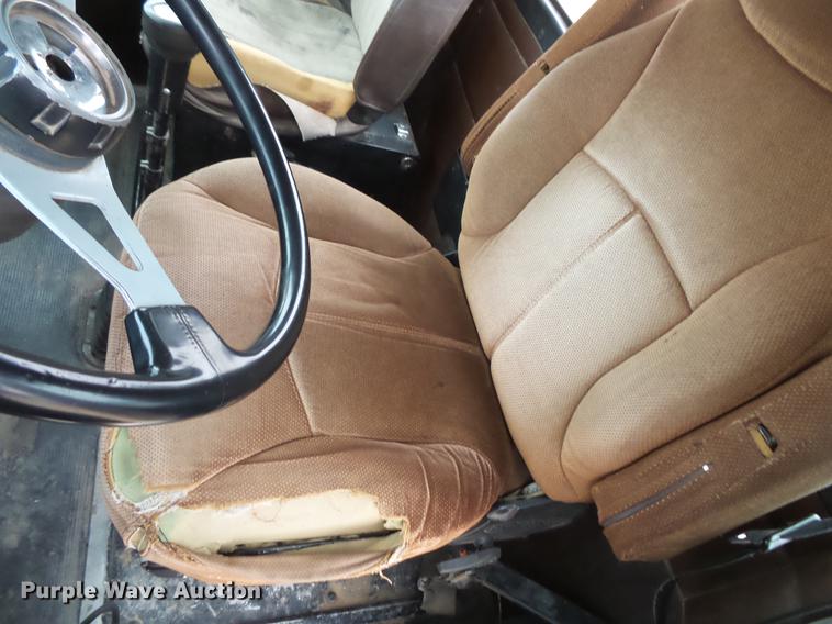 image for item DC4748 1995 Kenworth T450 semi truck