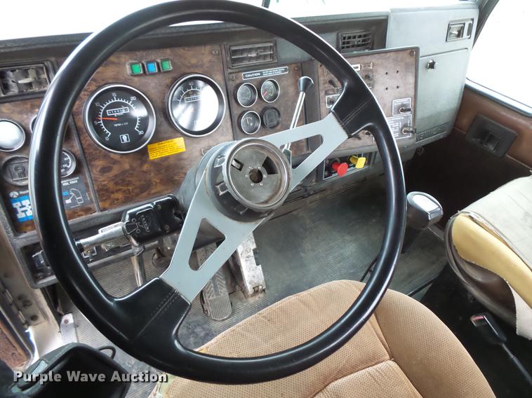 image for item DC4748 1995 Kenworth T450 semi truck