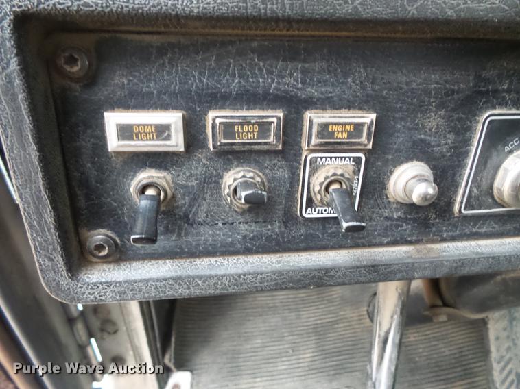 image for item DC4748 1995 Kenworth T450 semi truck