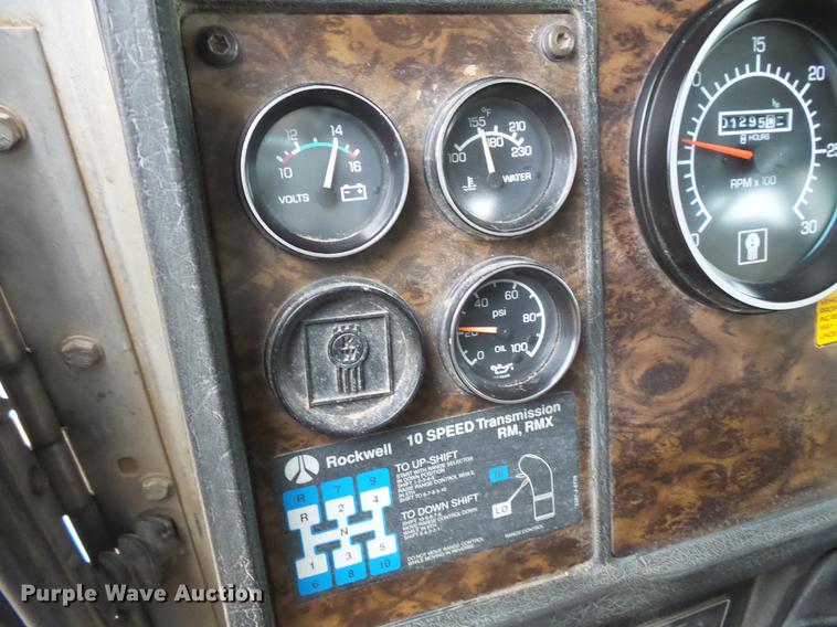 image for item DC4748 1995 Kenworth T450 semi truck