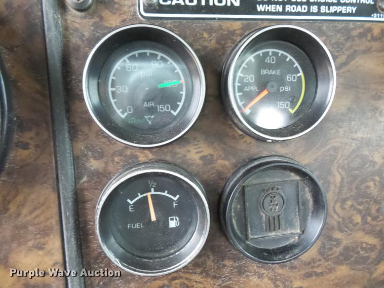 image for item DC4748 1995 Kenworth T450 semi truck