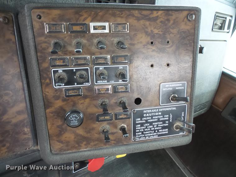 image for item DC4748 1995 Kenworth T450 semi truck