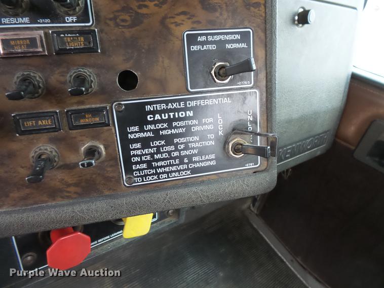 image for item DC4748 1995 Kenworth T450 semi truck