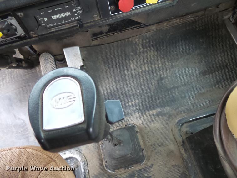 image for item DC4748 1995 Kenworth T450 semi truck