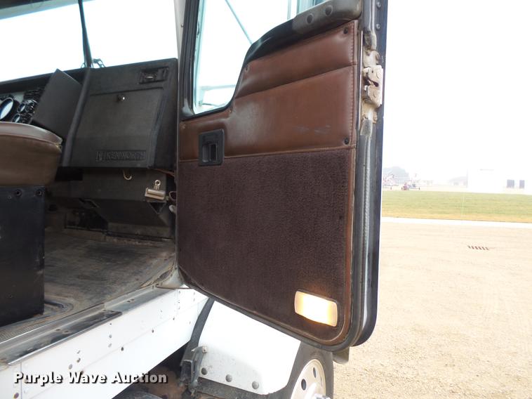 image for item DC4748 1995 Kenworth T450 semi truck