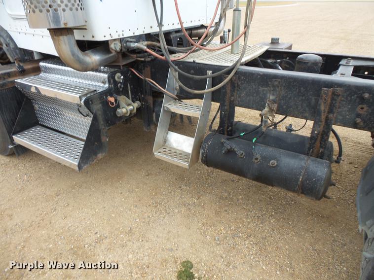 image for item DC4748 1995 Kenworth T450 semi truck