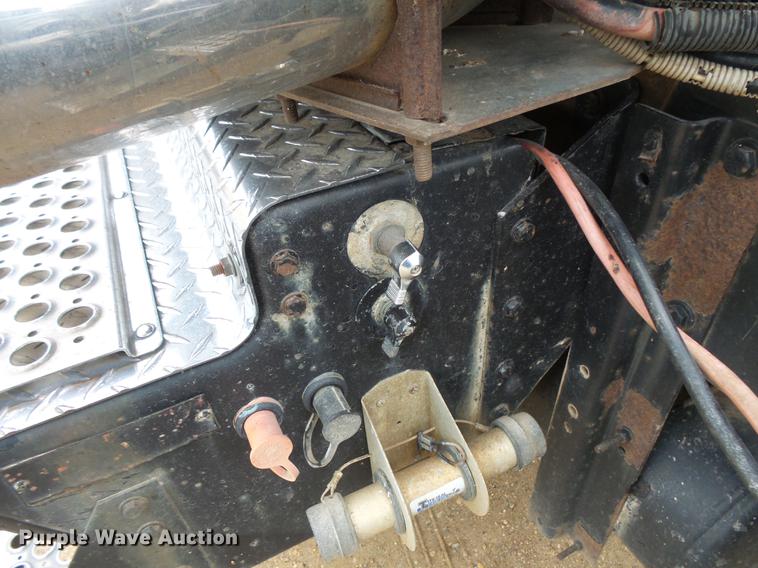 image for item DC4748 1995 Kenworth T450 semi truck