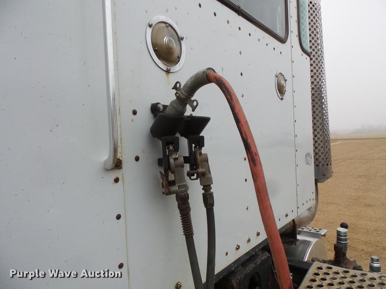 image for item DC4748 1995 Kenworth T450 semi truck