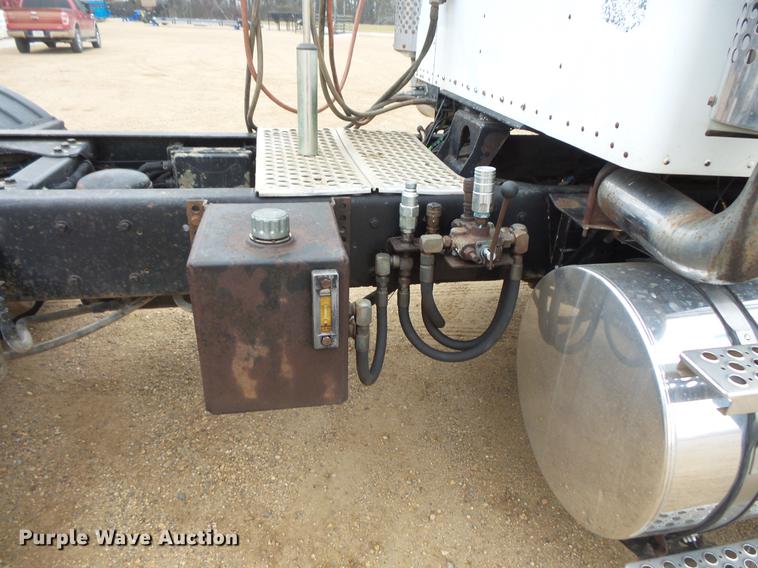 image for item DC4748 1995 Kenworth T450 semi truck