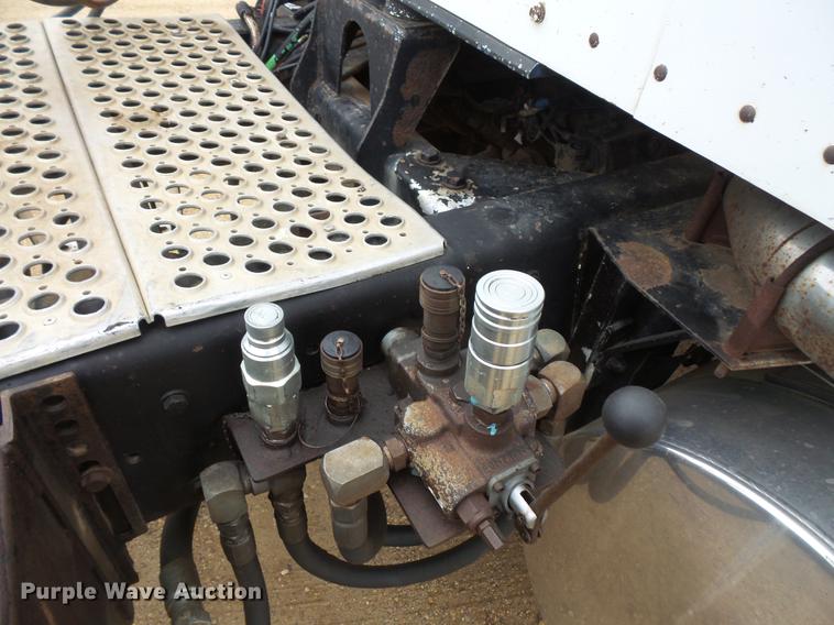 image for item DC4748 1995 Kenworth T450 semi truck