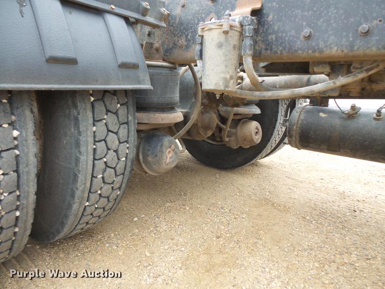 image for item DC4748 1995 Kenworth T450 semi truck