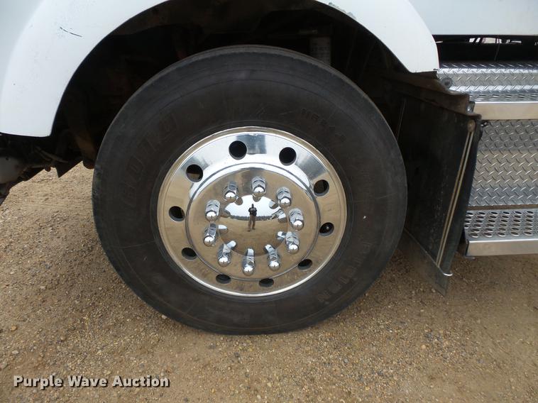 image for item DC4748 1995 Kenworth T450 semi truck