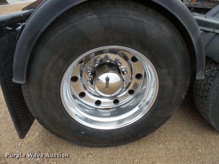 image for item DC4748 1995 Kenworth T450 semi truck