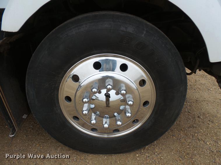 image for item DC4748 1995 Kenworth T450 semi truck