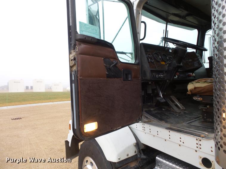 image for item DC4749 1995 Kenworth T450 semi truck