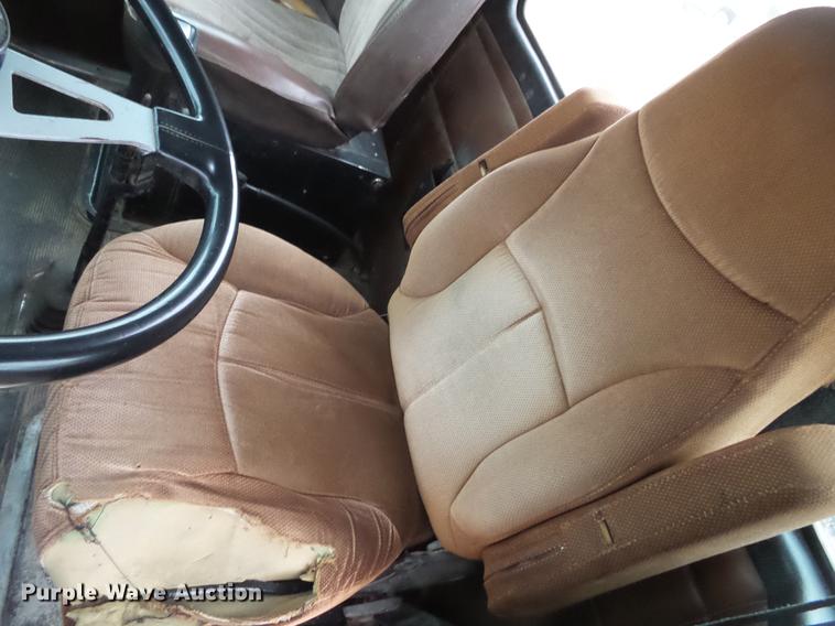 image for item DC4749 1995 Kenworth T450 semi truck