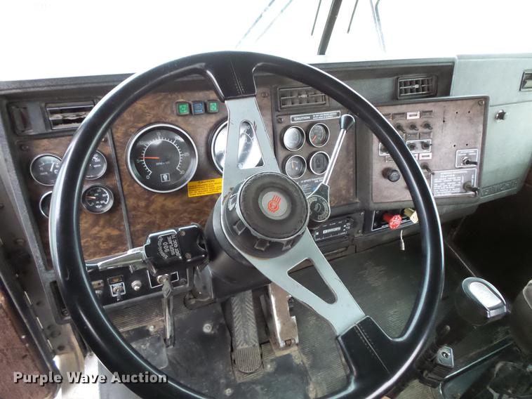 image for item DC4749 1995 Kenworth T450 semi truck