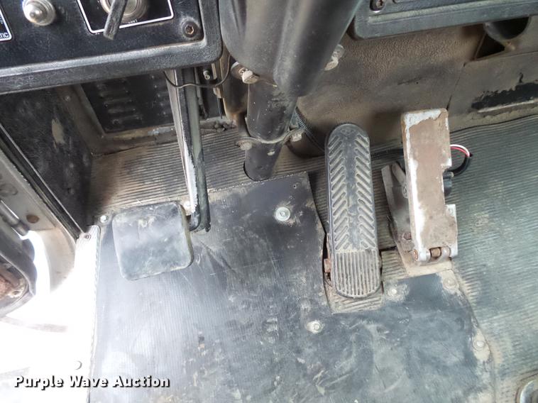 image for item DC4749 1995 Kenworth T450 semi truck