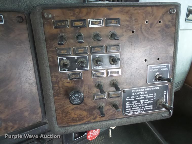 image for item DC4749 1995 Kenworth T450 semi truck