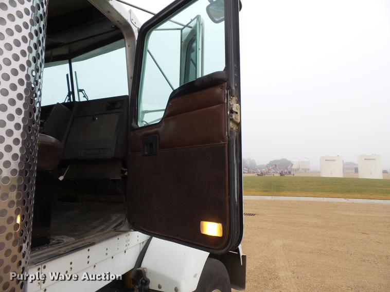 image for item DC4749 1995 Kenworth T450 semi truck