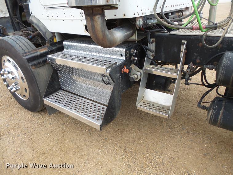 image for item DC4749 1995 Kenworth T450 semi truck