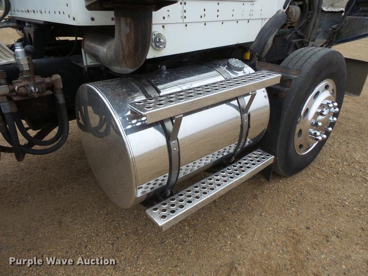 image for item DC4749 1995 Kenworth T450 semi truck