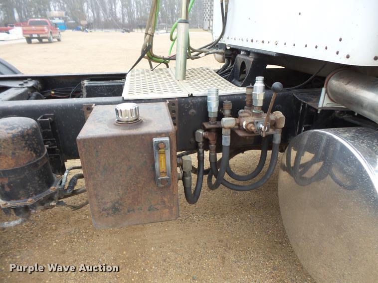 image for item DC4749 1995 Kenworth T450 semi truck