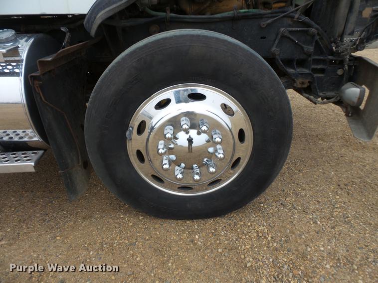 image for item DC4749 1995 Kenworth T450 semi truck