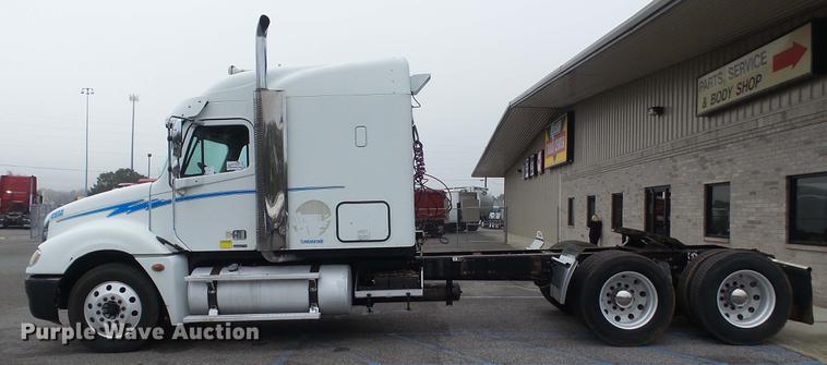 image for item DC5728 2006 Freightliner Columbia semi truck