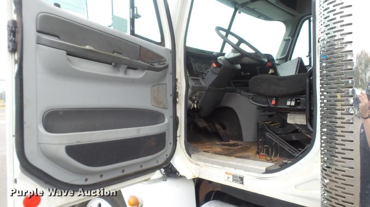 image for item DC5728 2006 Freightliner Columbia semi truck