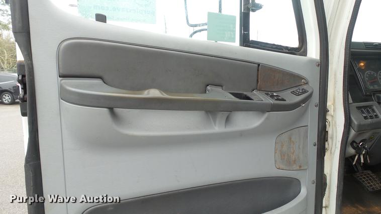 image for item DC5728 2006 Freightliner Columbia semi truck