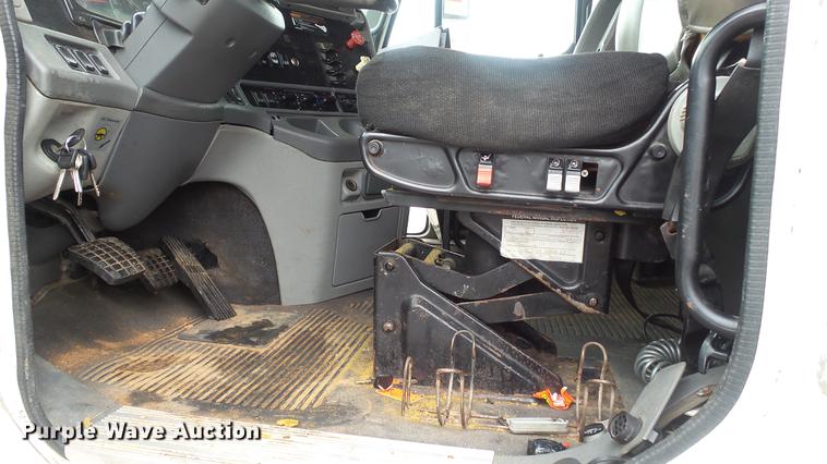 image for item DC5728 2006 Freightliner Columbia semi truck