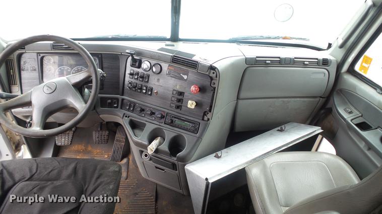 image for item DC5728 2006 Freightliner Columbia semi truck