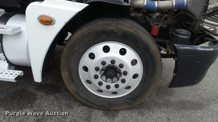 image for item DC5728 2006 Freightliner Columbia semi truck