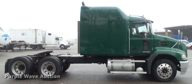 image for item DC5730 2007 Mack CXP613 semi truck