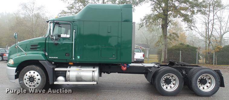 image for item DC5730 2007 Mack CXP613 semi truck