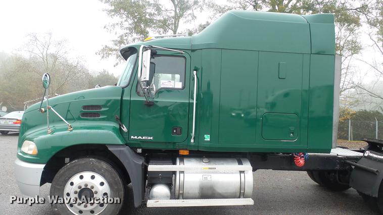 image for item DC5730 2007 Mack CXP613 semi truck