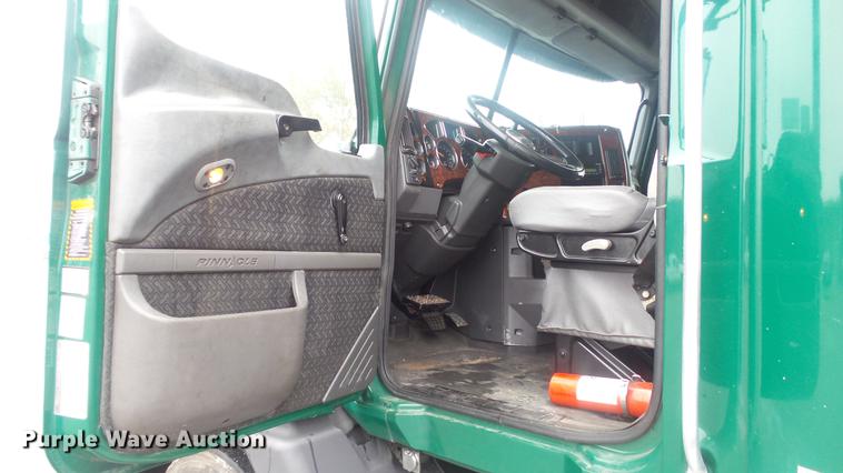 image for item DC5730 2007 Mack CXP613 semi truck