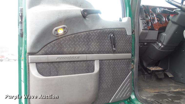 image for item DC5730 2007 Mack CXP613 semi truck