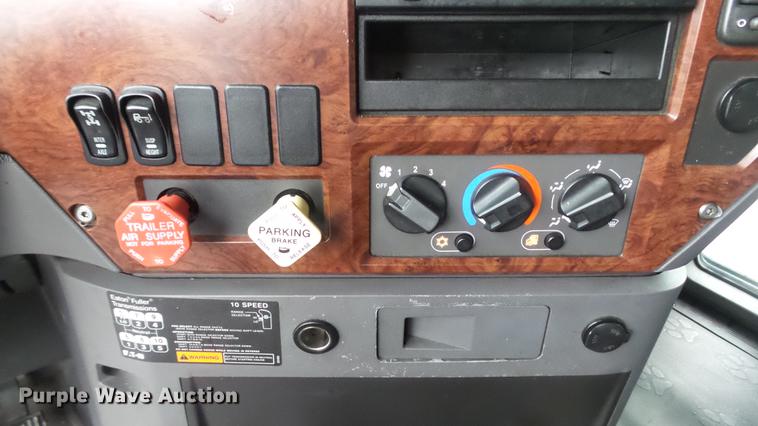 image for item DC5730 2007 Mack CXP613 semi truck