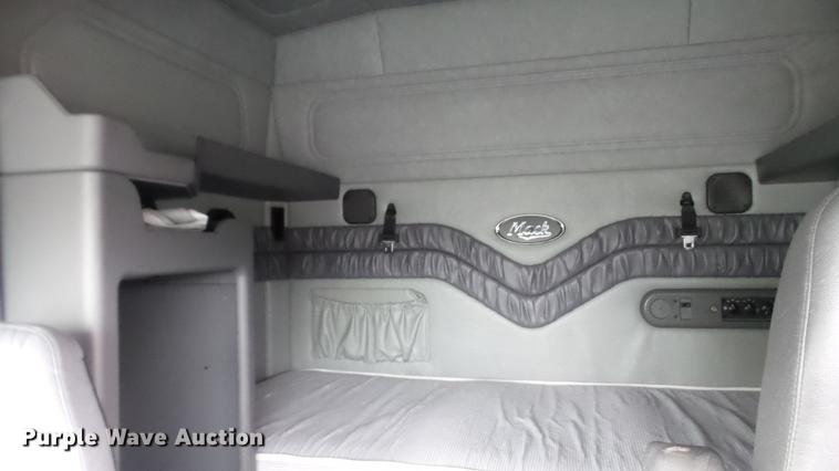 image for item DC5730 2007 Mack CXP613 semi truck