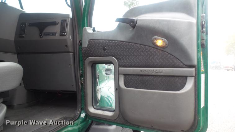 image for item DC5730 2007 Mack CXP613 semi truck