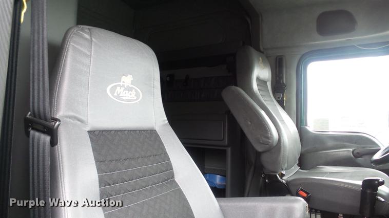 image for item DC5730 2007 Mack CXP613 semi truck