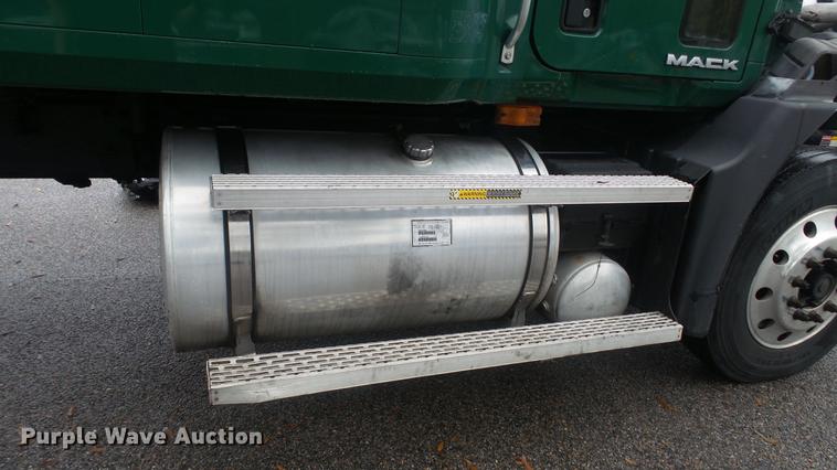 image for item DC5730 2007 Mack CXP613 semi truck